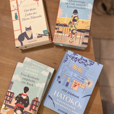 4 Bücherstapel auf einem Tisch