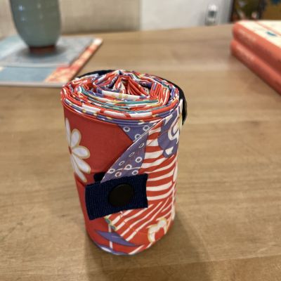 Shupatto Compact Bag von Marna, zussammengerollt
