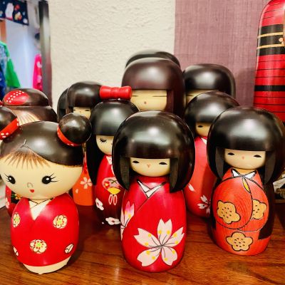 Bunte handgefertigte Kokeshi Puppen aus Japan 
