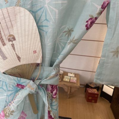 Sommerlicher türkiser Yukuta-Kimono mit Blumen
